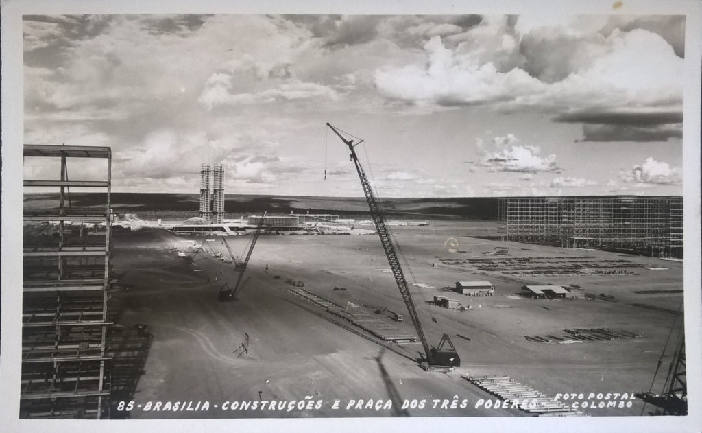 “Construções e Praça dos três poderes”, Colombo. Documento fotográfico, 9 x 12 cm.