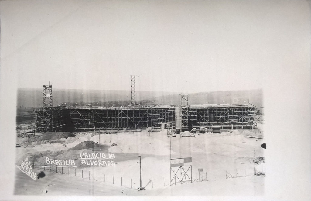 “Construção do Palácio da Alvorada”, Colombo. Documento fotográfico, 9 x 12 cm.