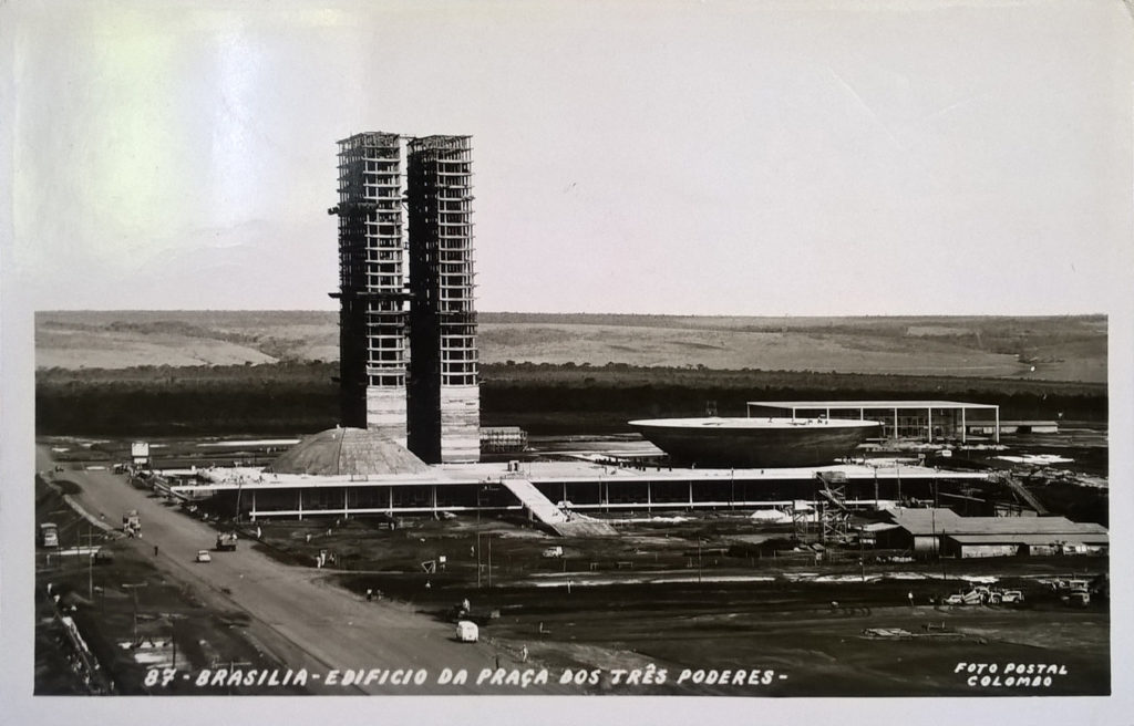 “Construção do Congresso Nacional”, Colombo. Documento fotográfico, 9 x 12 cm
