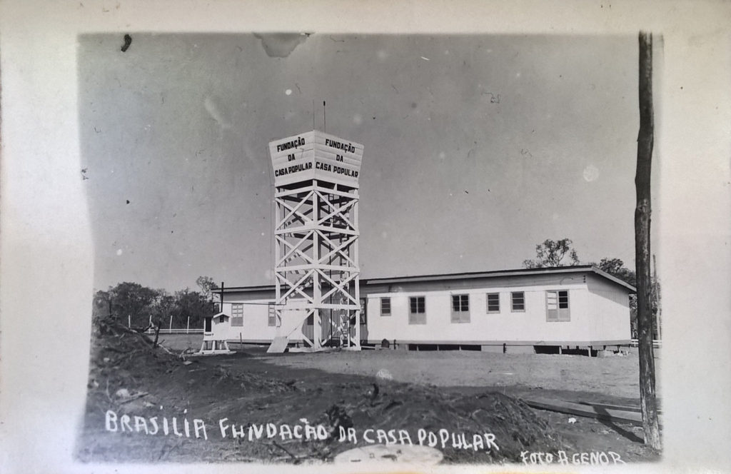“Fundação de casa popular”, Colombo. Documento fotográfico, 9 x 12 cm.