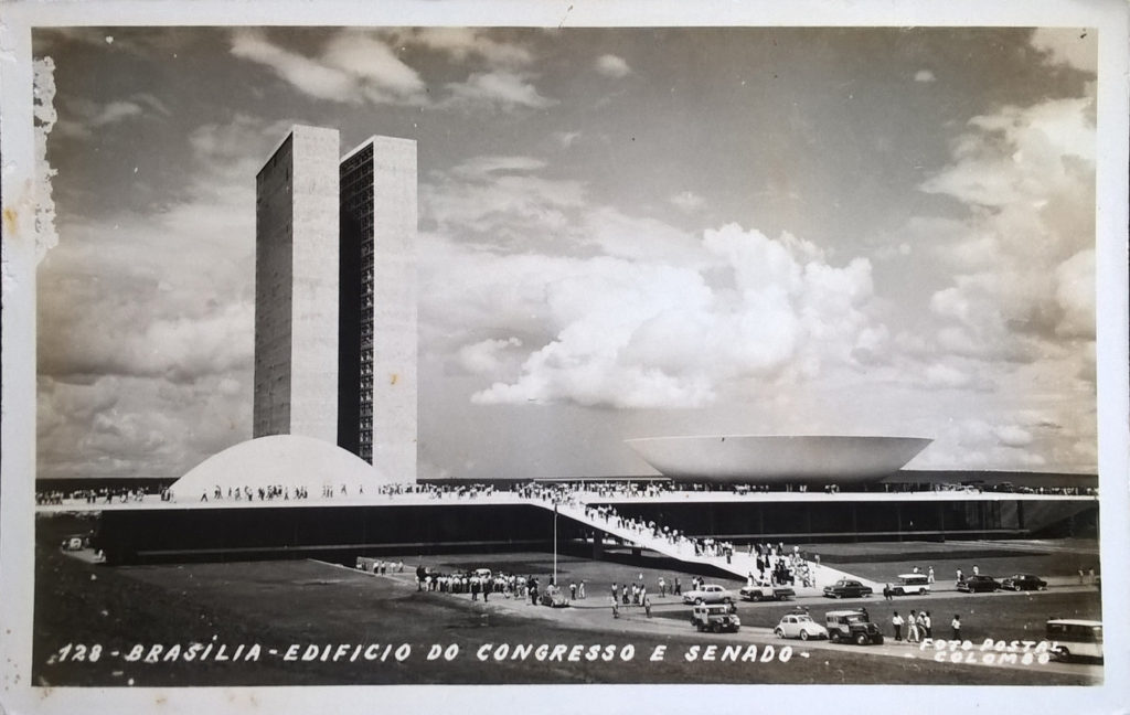"Edifício do Congresso e senado", Colombo. Documento fotográfico, 9 x 12 cm.