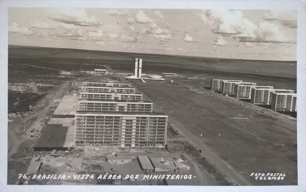 “Vista aérea dos ministérios”, Colombo. Documento fotográfico, 9 x 12 cm.