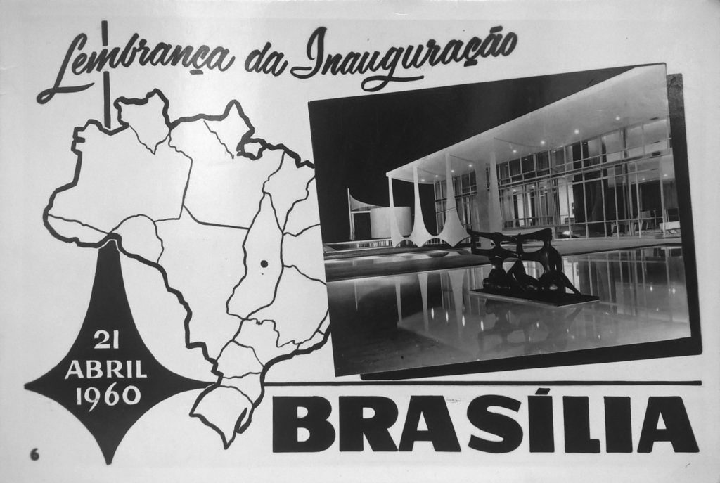 “Lembrança da Inauguração de Brasília - 21 de abril de 1960”. Documento fotográfico, 9 x 12 cm.
