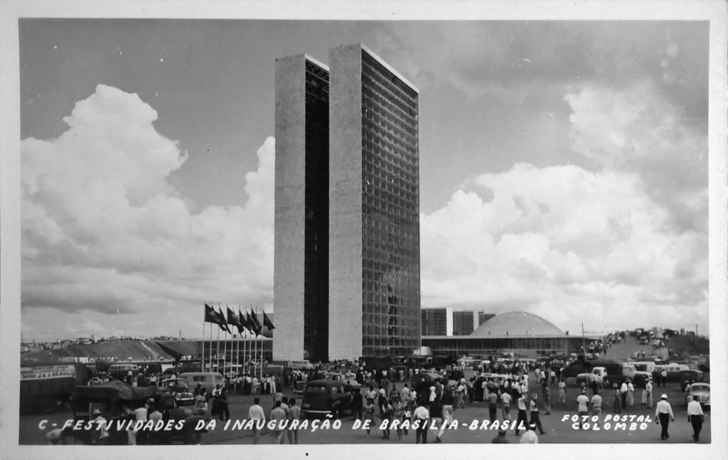 “Brasília Festividades da Inauguração Brasília”, Colombo. Documento fotográfico, 9 x 12 cm.