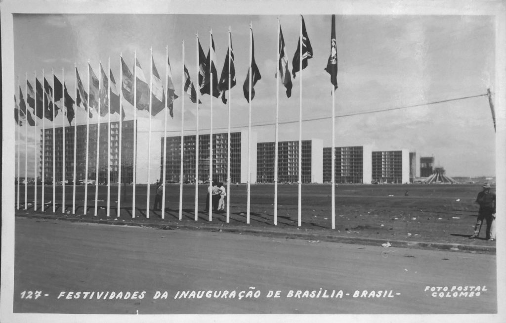 “Brasília Festividades da Inauguração Brasília”, Colombo. Documento fotográfico, 9 x 12 cm.